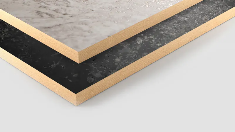 Zwei EGGER PerfectSense Lackplatten mit unterschiedlichen Oberflächenstrukturen und sichtbarem Holzkern im direkten Vergleich.