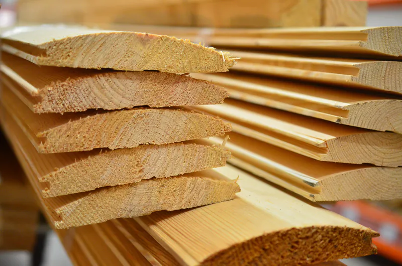 profilbretter-0b68be46 Stapel von hochwertigen Profilbrettern aus Holz mit Nut und Feder für den Innenausbau oder die Fassadenverkleidung.