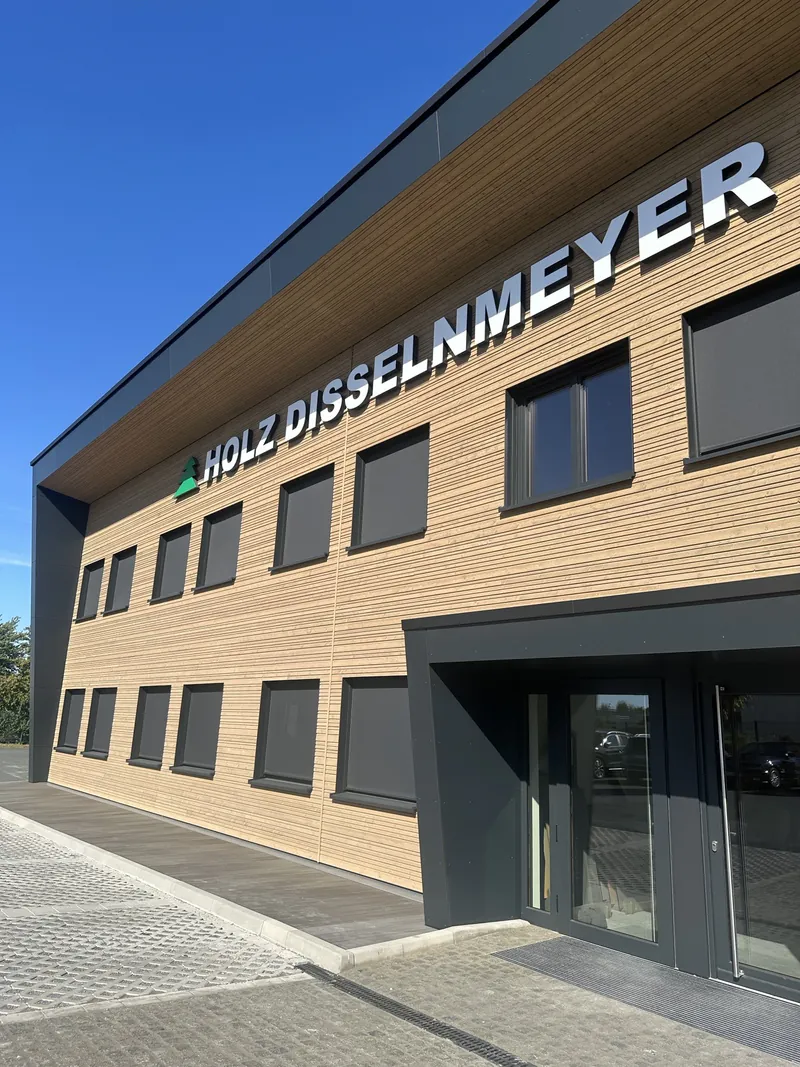 Modernes Firmengebäude der Holzhandlung Disselnmeyer in Holzrahmenbauweise mit markanter Holzfassade.