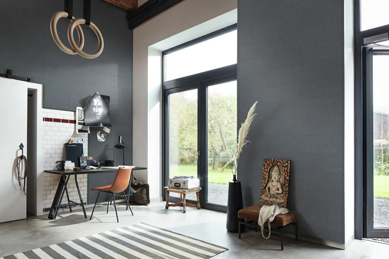 systempaneele-craft-meister-holz-disselnmeyer-26f7e88a Modernes Homeoffice mit Wandgestaltung durch graue Meister Craft Systempaneele, kombiniert mit bodentiefen Fenstern und wohnlichem Interieur.