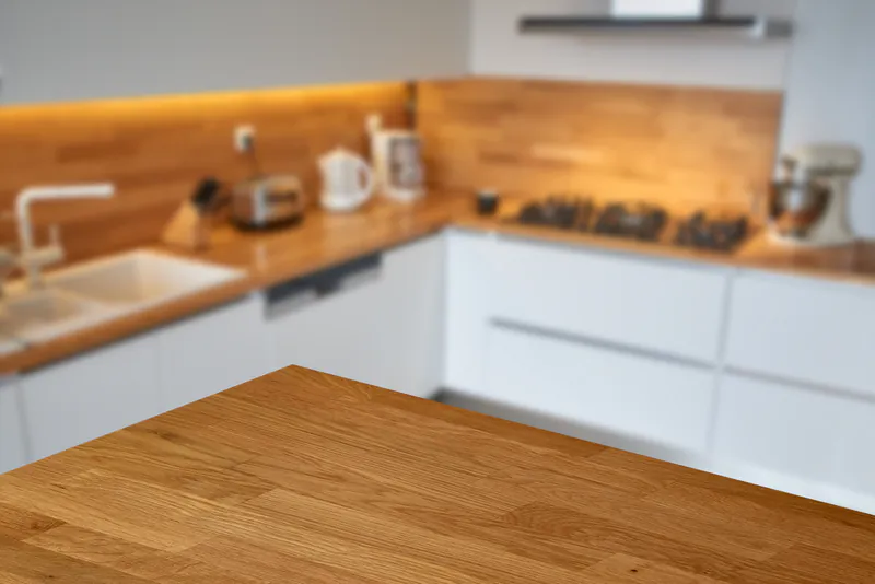 arbeitsplatte-904a1353 Moderne Küche mit weißer Front und hochwertiger Arbeitsplatte aus Massivholz in einer warmen Holzoptik.