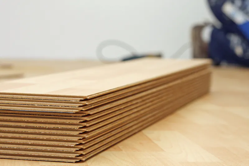 Stapel aus Laminat- oder Parkettpaneelen zur Vorbereitung der Bodenverlegung.