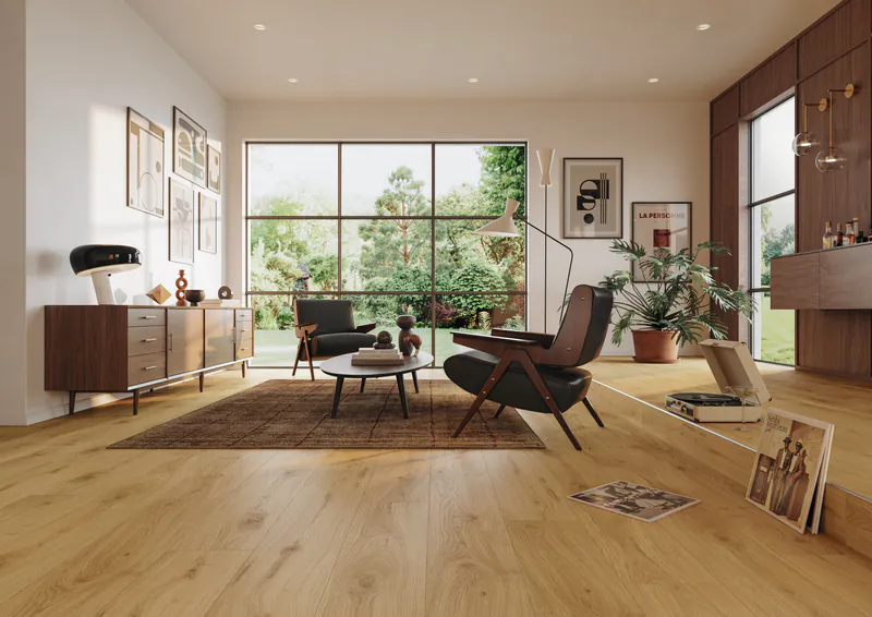 rm400s-meister-vinylboden-holz-disselnmeyer-5d6a092e Modernes Wohnzimmer mit hochwertigem Meister Vinylboden in natürlicher Holzoptik und stilvoller Einrichtung vor einer großen Fensterfront.