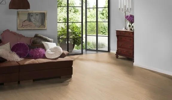 hywood-ter-huerne-holz-disselnmeyer-e853fe0e Moderner Wohnraum mit hellem ter Hürne Hywood Holzboden in einem gemütlich eingerichteten Zimmer mit Blick in den Garten.