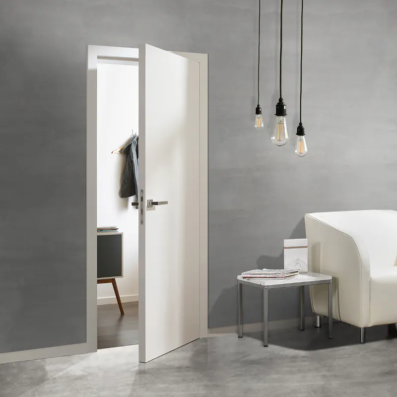 Moderne, weiße Echtlacktür in einer elegant eingerichteten Wohnung mit grauer Wand und Pendelleuchten.