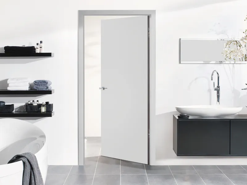 cpl-turen-ff03947a Moderne weiße CPL-Tür in einem eleganten Badezimmer mit minimalistischer Einrichtung.