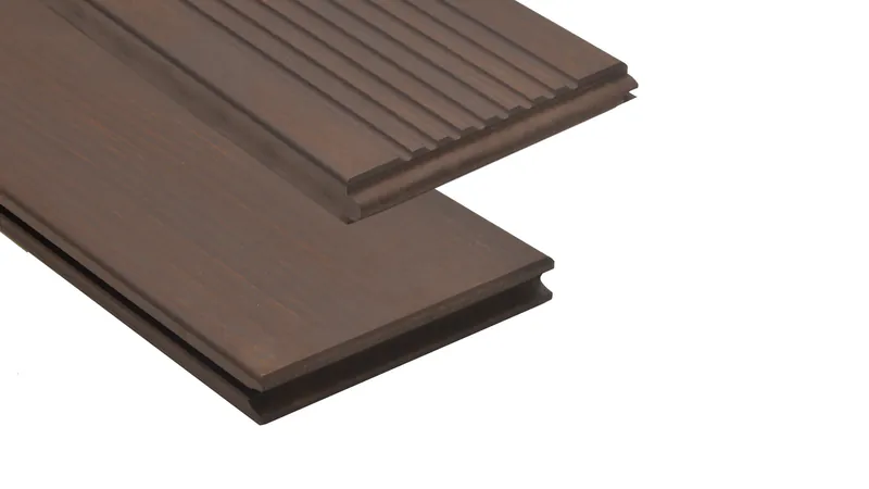 moso-grobgeriffelt-glatt-bamboo-xtreme-terrassendiele-holz-disselnmeyer-ac54bf31 Moso Bamboo Xtreme Terrassendiele im direkten Vergleich: Eine Seite mit feiner Riffelung und eine Seite mit glatter Oberfläche in dunkler Holzoptik.