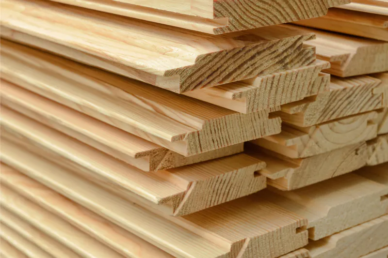 fasebretter-c4d582d7 Stapel aus hochwertigen hellen Fasebrettern für Wand- oder Deckenverkleidungen aus unbehandeltem Nadelholz.