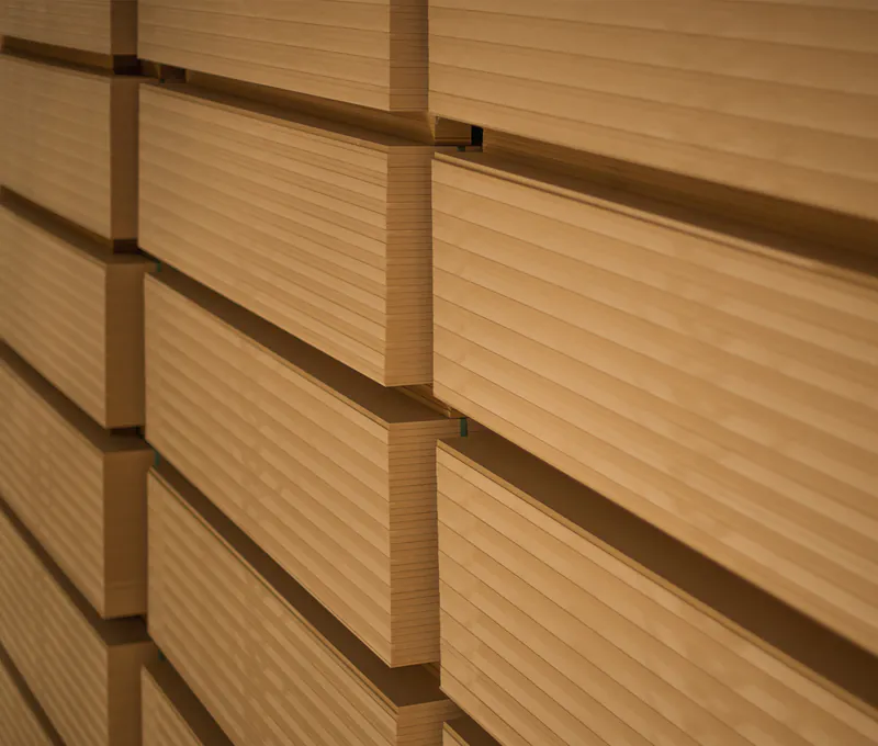 mdf-e2717aad Detailansicht einer modernen Wandverkleidung aus horizontal angeordneten MDF-Holzlamellen mit feiner Struktur.