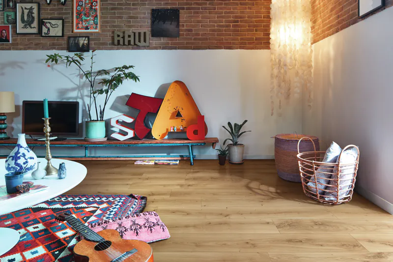 Modernes Wohnzimmer mit hochwertigem Meister Laminat in warmer Holzoptik und stilvoller Einrichtung.