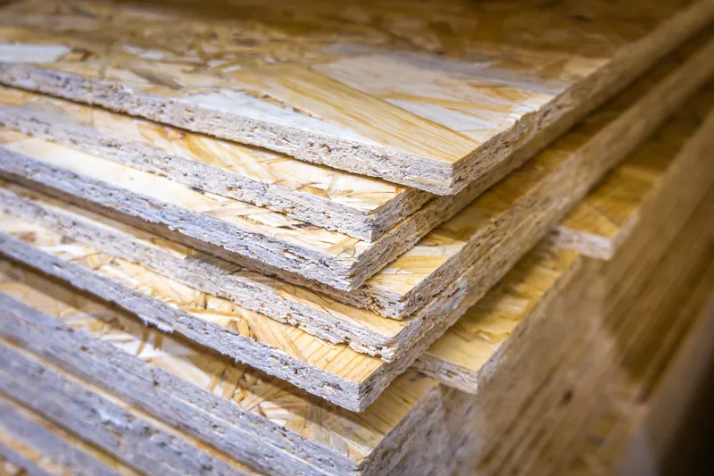 Stapel mit OSB-Platten aus Grobspan für den Holzbau.
