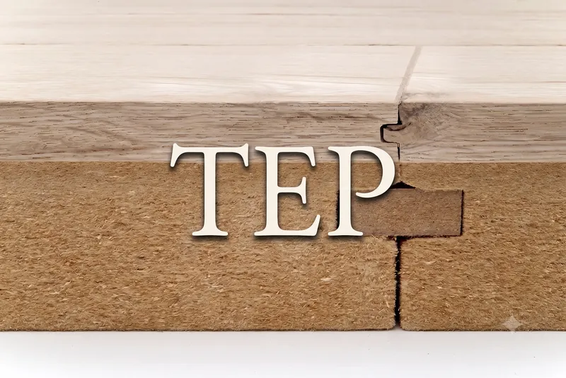 tep-agepan-holz-disselnmeyer-96ede303 Querschnitt einer Agepan Holzplatte mit sichtbarer Nut-Feder-Verbindung und TEP-Schriftzug.