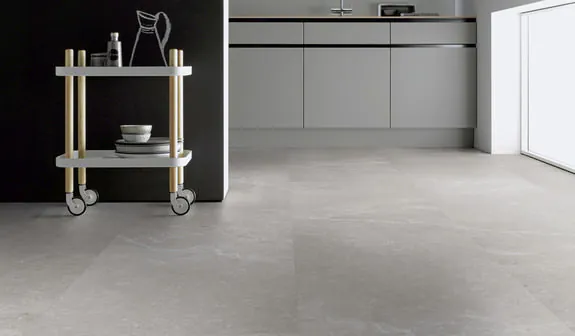 Moderner ter Hürne Design-Vinylboden in Soya-Optik in einer minimalistischen Küche mit weißem Servierwagen.