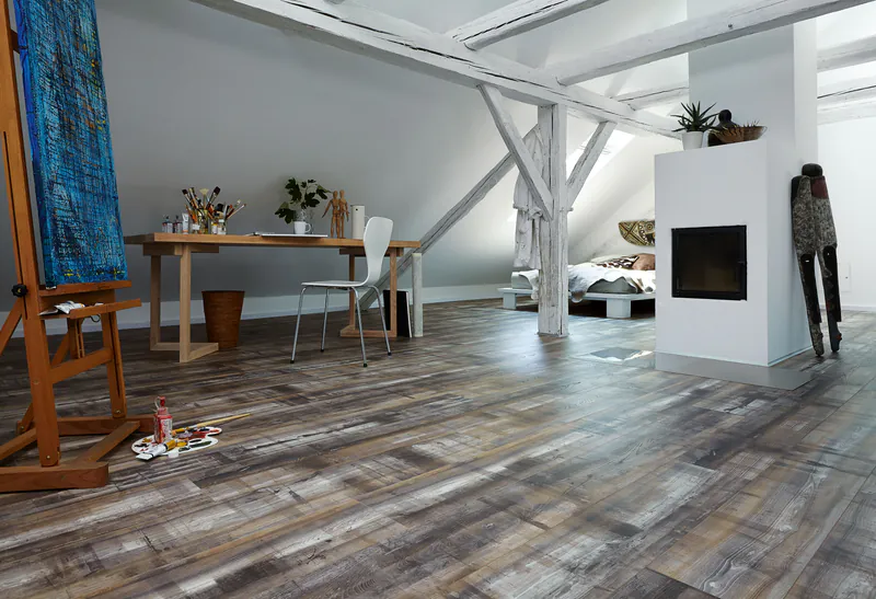 Moderner Designboden in Holzoptik im stilvoll eingerichteten Dachatelier mit Kamin.