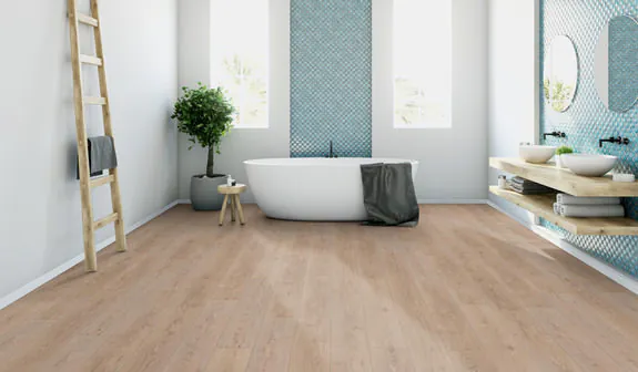 Heller ter Hürne Dureco Bodenbelag in der Ausführung Holz Disselnmeyer in einem modernen Badezimmer mit freistehender Badewanne.