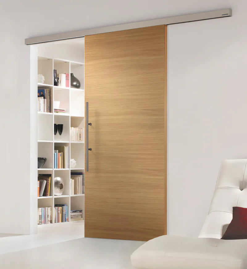 Moderne HGM Schiebetür aus Echtholz in Eiche mit eleganter Quer-Maserung in einem hellen Wohnambiente.
