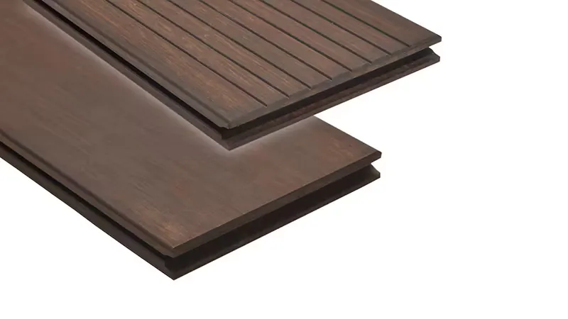 moso-20-x-155-mm-bamboo-x-treme-terrassendiele-20x155x1850mm-b1-ja-r11-1-25-jahre-im-wohnbereich-bambus-01-58424d87 MOSO Bamboo X-treme Terrassendiele aus dunklem, langlebigem Bambus im Format 20x155 mm mit geriffelter und glatter Oberfläche.