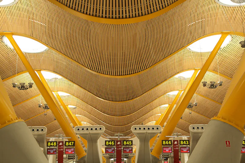 moso-barajas-adolfo-suarez-madrid-cf5822e7 Beeindruckende Architektur der gewellten Bambusdecke im Terminal 4 des Flughafens Adolfo Suárez Madrid-Barajas.