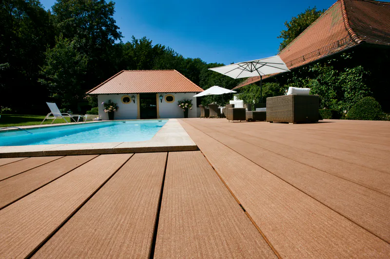 Hochwertige Megawood Terrassendiele von Disselnmeyer auf einer modernen Poolterrasse im Garten.