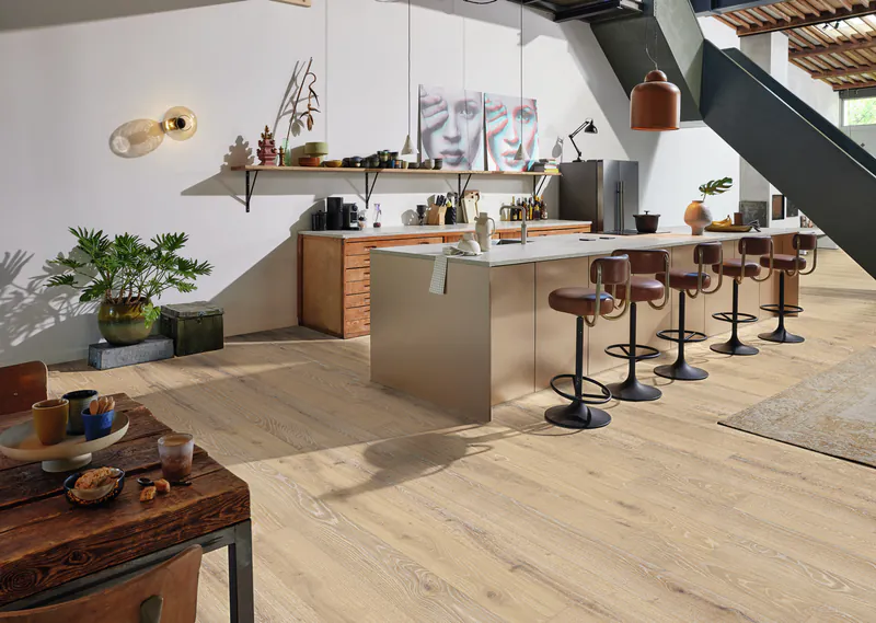 Moderner Wohnraum mit offener Küche und hellem Meister Natureflex Holzboden von Disselnmeyer in natürlicher Optik.