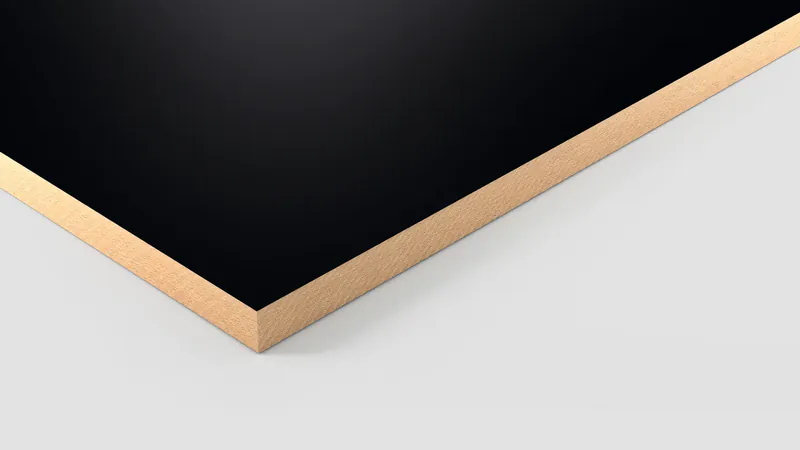 egger-lackplatten-perfectsense-holz-disselnmeyer-be24cfa2 Nahaufnahme einer schwarzen EGGER PerfectSense Lackplatte mit sichtbarem Holzkern im Möbelbau.