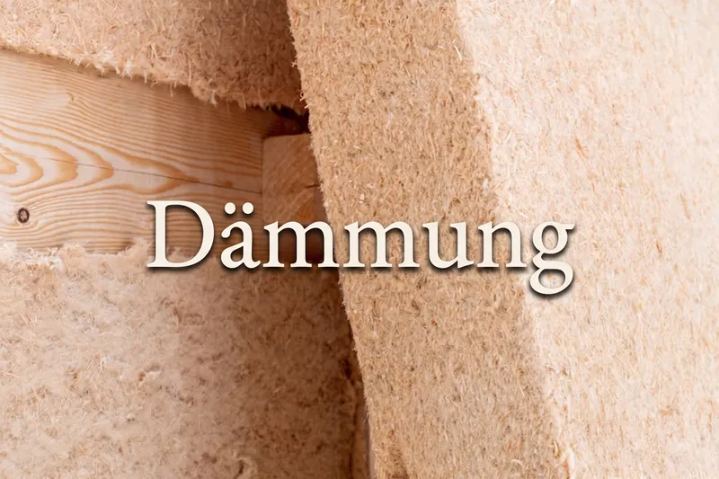 Nahaufnahme von ökologischer Holzdämmung, wie sie von Marken wie Steico oder Agepan angeboten wird, mit dem Schriftzug Dämmung.