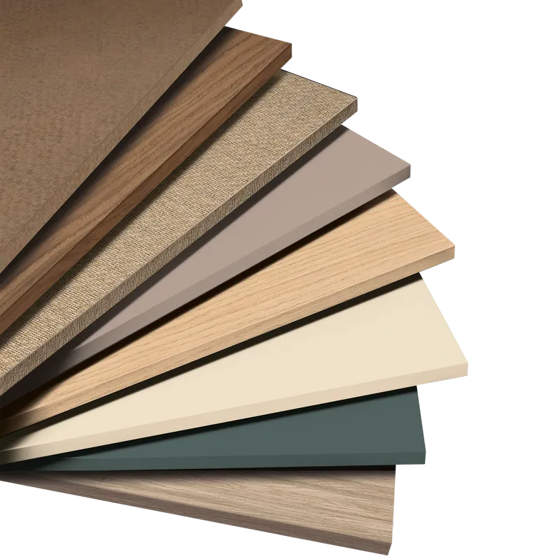 Fächerartig angeordnete Holz- und Materialmuster von EGGER zur Ansicht und Auswahl für individuelle Projekte.