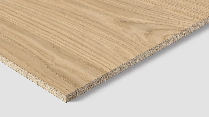 egger-dekorspanplatten-holz-disselnmeyer-3b7d26fd Nahaufnahme einer EGGER Dekorspanplatte mit heller Holzmaserung im Bereich Innenausbau und Möbelbau.