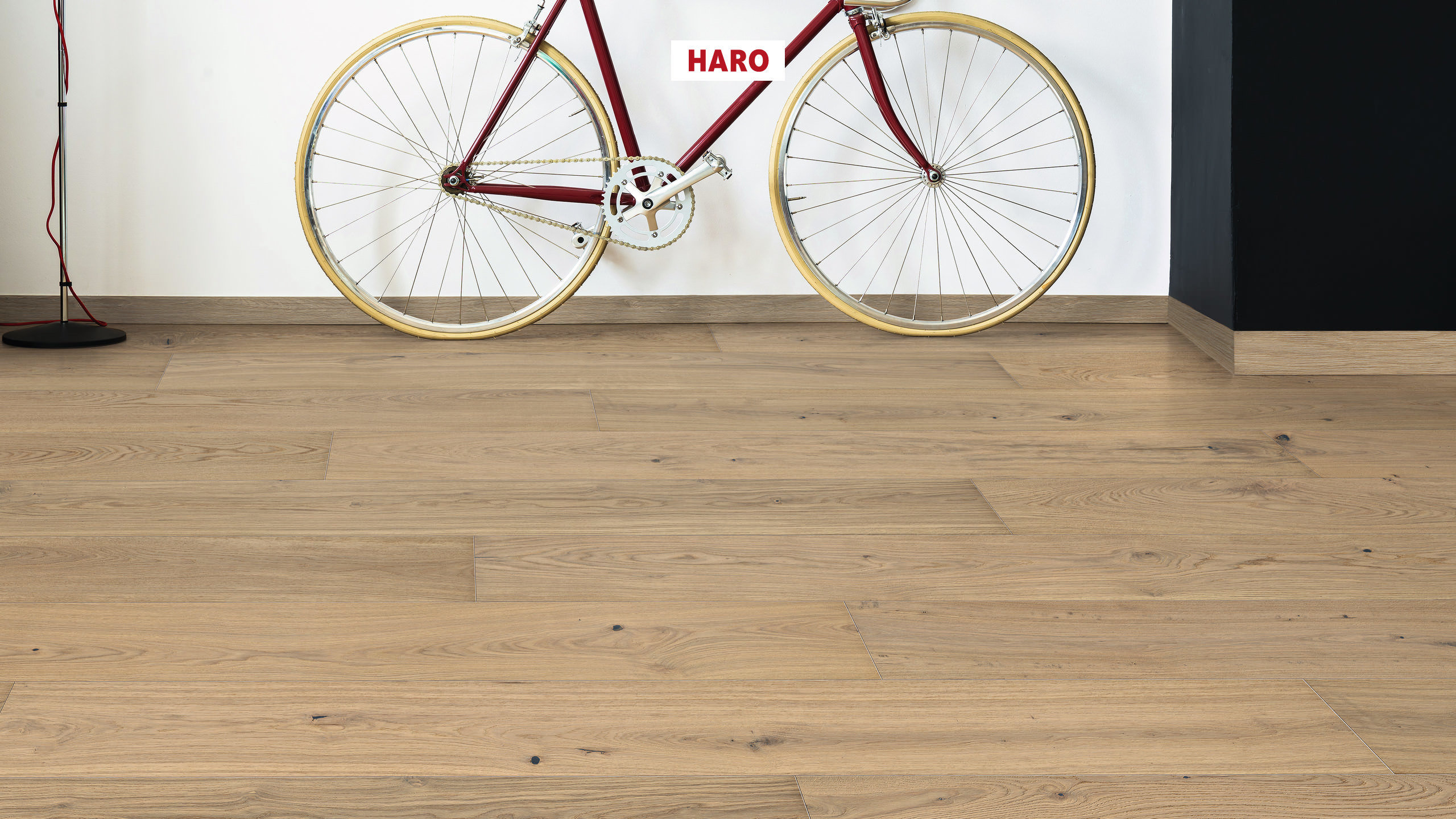 13,5 mm HARO Parkett Serie 4000 - Eiche lichtweiß Markant, strukturiert 4V_1