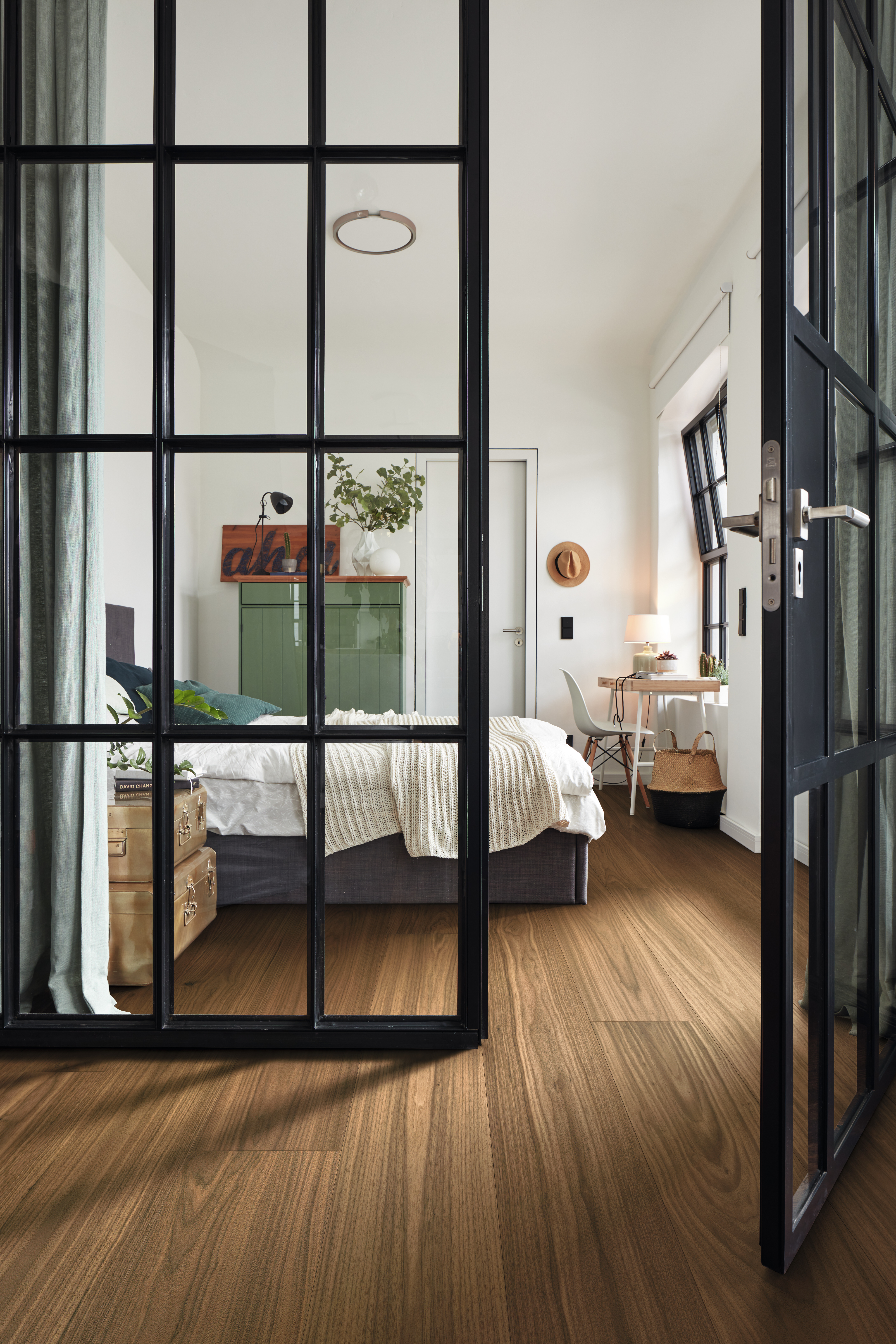 11 mm Lindura-Holzboden HD 400 ultramattlackiert - Nussbaum amerikanisch lebhaft 08912_2 11 mm Lindura-Holzboden HD 400 ultramattlackiert - Nussbaum amerikanisch lebhaft 08912_2