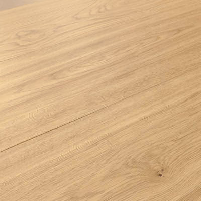 Helle HARO Parkett Landhausdiele Eiche invisible Markant. Die geschroppte, naturgeölte Oberfläche zeigt eine lebendige Holzmaserung mit Ästen auf der 240mm breiten Diele.