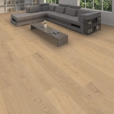 haro-135-mm-haro-parkett-serie-4000---eiche-invisible-markant-geschroppt-4v-135x240x2200mm-naturgeoelt-blauer-engel-30-jahre-im-wohnbereich-nein-landhausdiele-umlaufende-v-fuge-02 HARO Parkett Landhausdiele Eiche invisible Markant, verlegt im Wohnzimmer. Die geschroppte, naturgeölte Oberfläche ist hell, matt und zeigt eine natürliche Holzstruktur mit 4V-Fase.