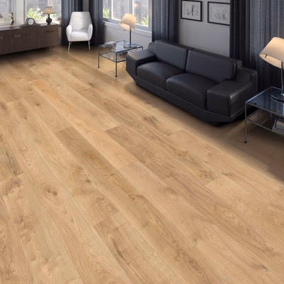 haro-135-mm-haro-parkett-serie-4000---eiche-invisible-sauvage-oro-strukturiert-4v-135x180x2200mm-naturgeoelt-blauer-engel-30-jahre-im-wohnbereich-nein-landhausdiele-umlaufende-v-02 HARO Parkett Landhausdiele Eiche invisible Sauvage oro im Wohnzimmer verlegt. Die naturgeölte, strukturierte Oberfläche zeigt eine helle, natürliche Holzmaserung.