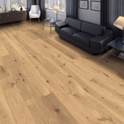 haro-135-mm-haro-parkett-serie-4000---eiche-invisible-sauvage-geschroppt-4v-135x180x2200mm-naturgeoelt-blauer-engel-30-jahre-im-wohnbereich-nein-landhausdiele-umlaufende-v-fuge-02 Naturgeöltes HARO Parkett Eiche Sauvage als großformatige Landhausdiele im Wohnzimmer. Der helle Holzboden zeigt eine lebhafte, astige Maserung und eine spürbar geschroppte Struktur.