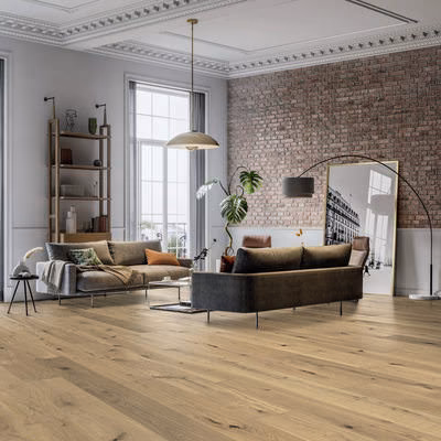 haro-135-mm-haro-parkett-serie-4000---eiche-invisible-sauvage-geschroppt-4v-135x180x2200mm-naturgeoelt-blauer-engel-30-jahre-im-wohnbereich-nein-landhausdiele-umlaufende-v-fuge-03 Naturgeöltes HARO Parkett Eiche invisible Sauvage als geschroppte Landhausdiele. Helle Eichenfarbe mit rustikaler Maserung im Wohnzimmer.