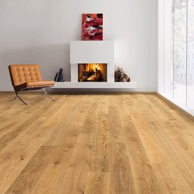 haro-135-mm-haro-parkett-serie-4000---eiche-sauvage-geschroppt-4v-135x180x2200mm-naturgeoelt-blauer-engel-30-jahre-im-wohnbereich-nein-landhausdiele-umlaufende-v-fuge-topconnect-02 Rustikales HARO Parkett Eiche Sauvage, geschroppt und naturgeölt. Die goldbraunen Landhausdielen mit lebhafter Maserung sind in einem hellen Wohnzimmer mit Kamin verlegt.