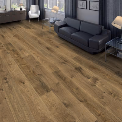 HARO Parkett Raucheiche Sauvage oro als Landhausdiele im Wohnzimmer. Dunkle, naturgeölte Eiche mit lebhafter, strukturierter Maserung und 4V-Fuge. 13,5 mm stark.