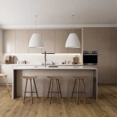 HARO Parkett Raucheiche Sauvage oro in einer Küche verlegt. Die naturgeölten, strukturierten Landhausdielen zeigen einen warmen Braunton und lebhafte Holzmaserung.