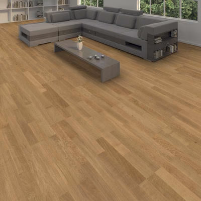haro-135-mm-haro-parkett-serie-4000---eiche-naturale-strukturiert-135x240x2200mm-blauer-engel-schiffsboden-30-jahre-im-wohnbereich-nein-topconnect-mattlackiert-02 Helles HARO Parkett Eiche Naturale strukturiert, verlegt als Schiffsboden in einem Wohnzimmer. Die 13,5 mm starken Dielen zeigen eine natürliche Holzmaserung und warme Farbe.