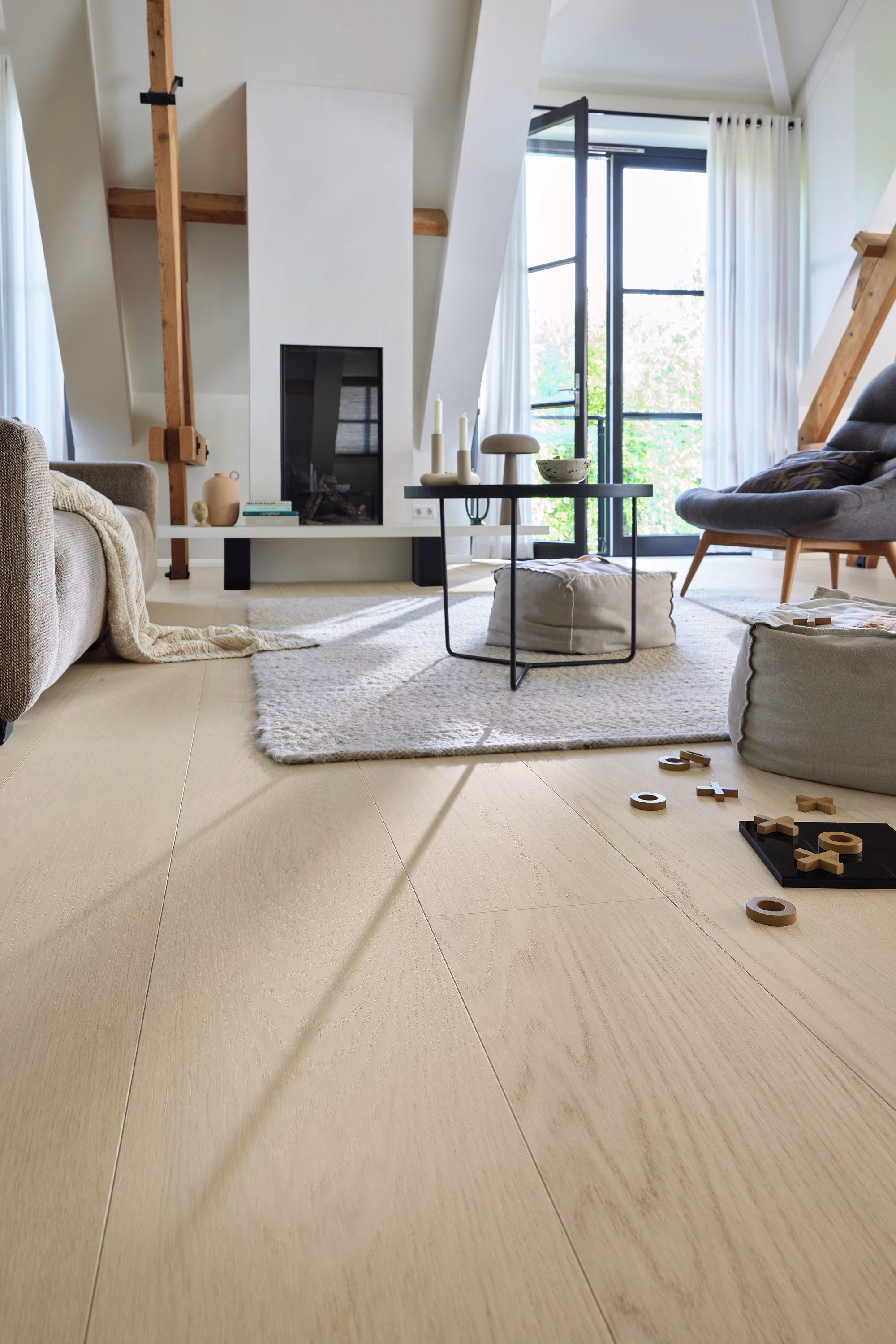 meister-11-mm-lindura-holzboden-hd-400-ultramattlackiert---eiche-natur-perlweiss-20229-gebuerstet-11x270x2200mm-laengsseitige-v-fuge-kopfseitige-microfuge-blauer-engel-ultramatt-03 11 mm Lindura-Holzboden HD 400 ultramattlackiert - Eiche natur perlweiß 20229 | gebürstet_meister-11-mm-lindura-holzboden-hd-400-ultramattlackiert---eiche-natur-perlweiss-20229-gebuerstet-11x270x2200mm-laengsseitige-v-fuge-kopfseitige-microfuge-blauer-eng