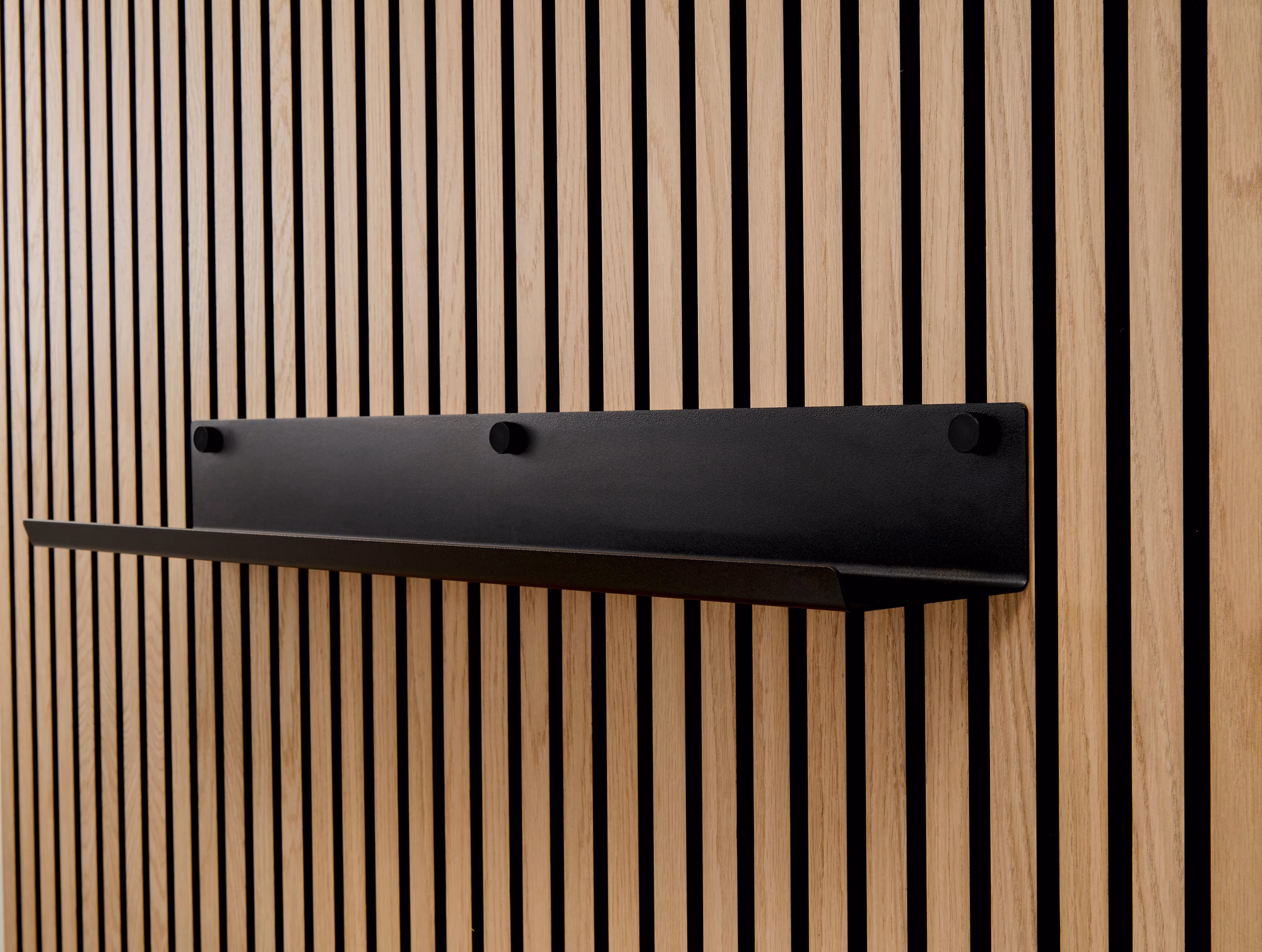ter-huerne-ter-huerne-silentdesign-livingwall---arne-large-1550x1000x8100mm-01 ter Hürne SilentDesign LivingWall Arne Large Paneele aus heller Eiche mit deutlicher Maserung auf schwarzem Akustikfilz, inklusive schwarzem Metallbord.