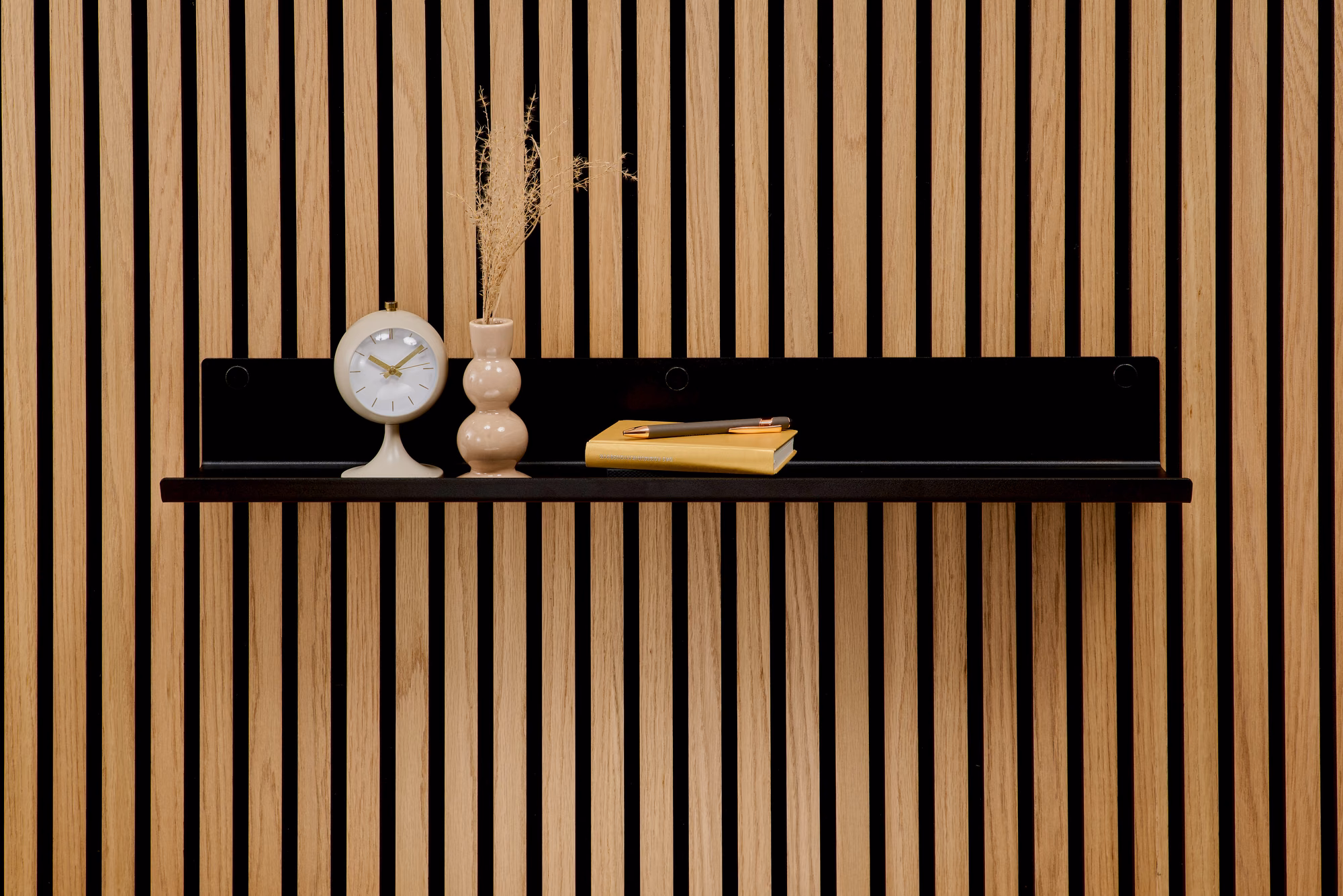 ter Hürne SilentDesign LivingWall Paneele Arne Large aus hellem Eichenholz mit natürlicher Maserung, kombiniert mit schwarzem Metallregal als Akustikwand.